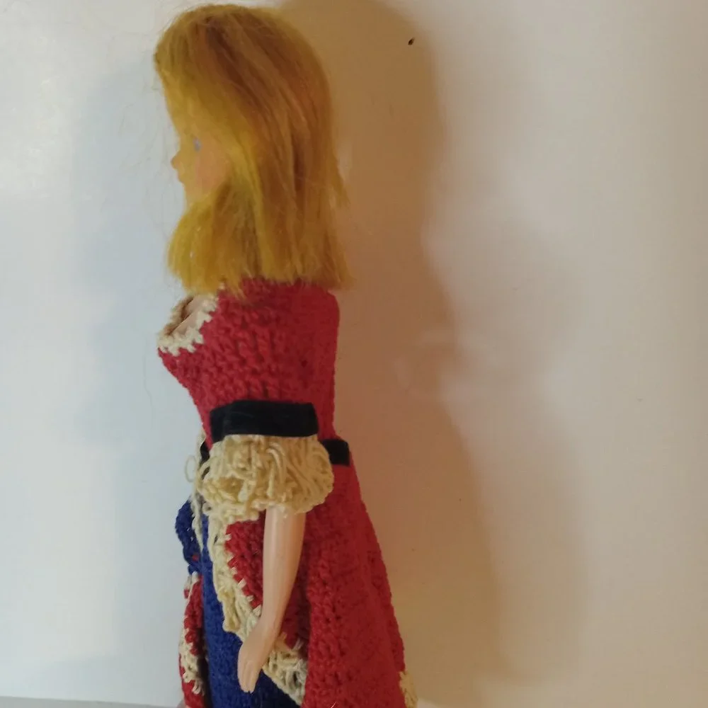 Vintage Bicentennial Betsy Ross Doll w/Crocheted Dress & Flag - Picture 4 of 9